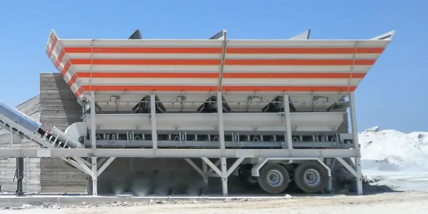 A detailed diagram showing the patented design of the Semix Mobile 120S4 featuring one ramp and inline silo structure.